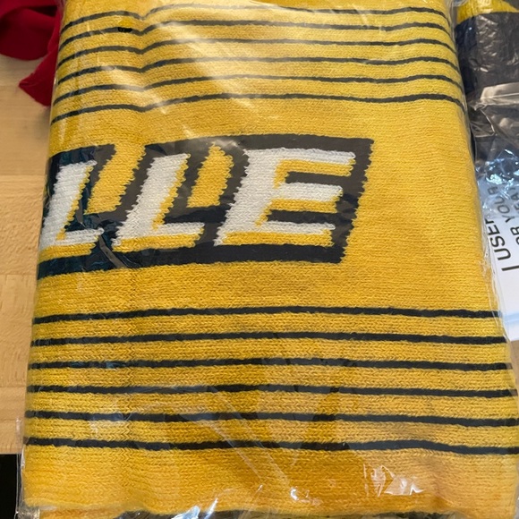 NWOT. Nashville Predators scarf - Picture 3 of 3